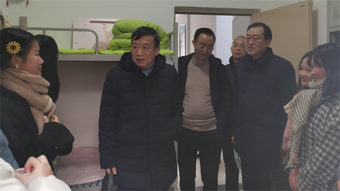 图片2校领导深入学生宿舍看望学生.png