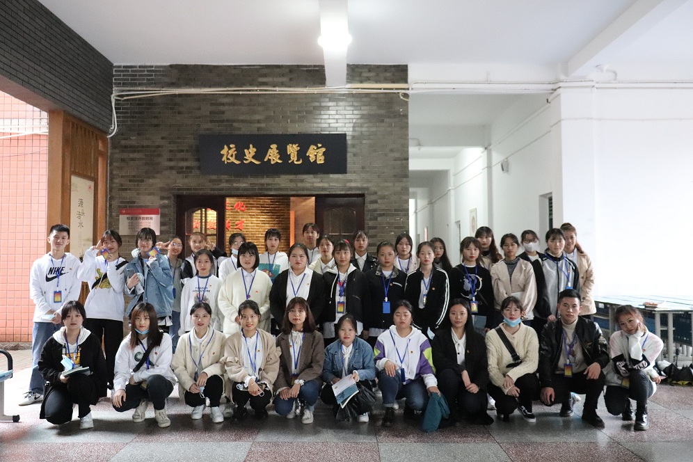 第四期沙河校区青马学员进入校史馆.jpg