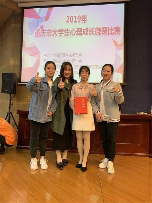 参赛学生与指导老师合影.jpg