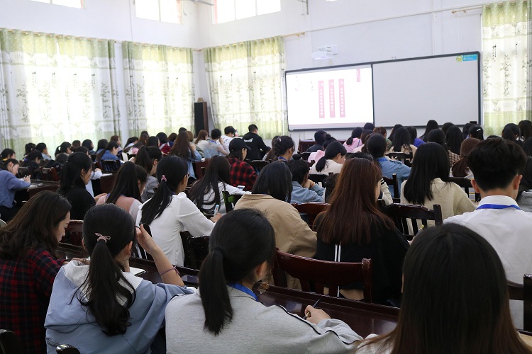 全体成员认真上课1.jpg