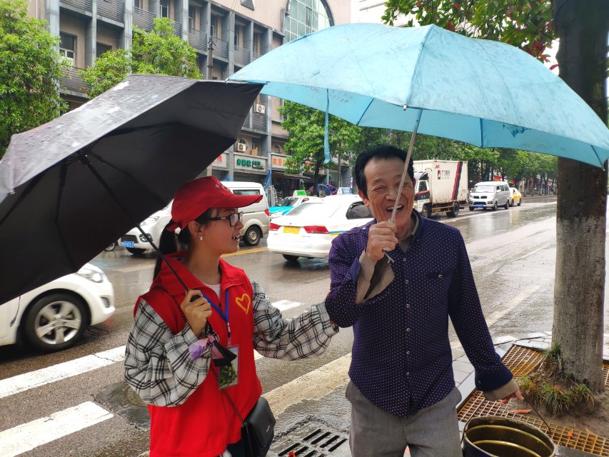 护送老爷爷过马路.jpg