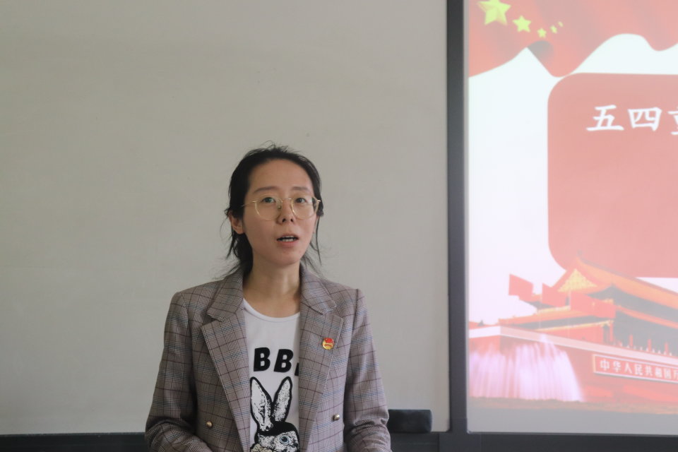老师作总结.jpg