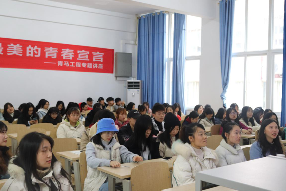 评委和同学们仔细聆听.png