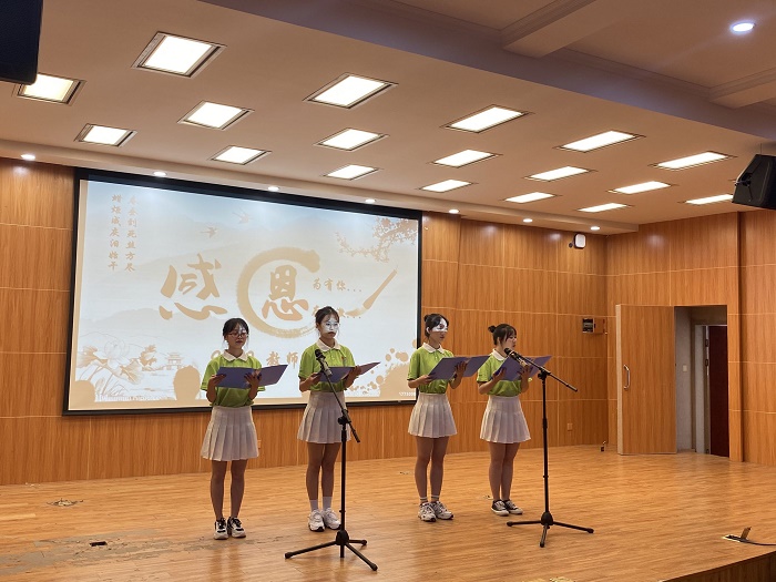 学生朗诵.jpg