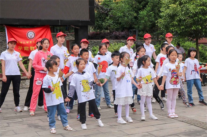2(1)孩子们和志愿者们合唱《送别》_看图王.jpg