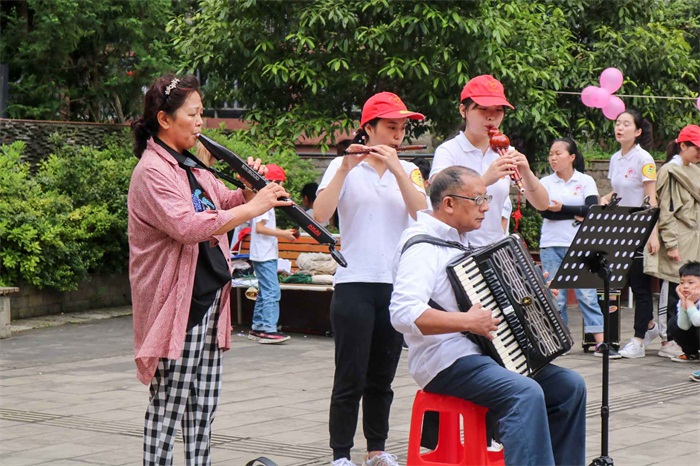 2(2)志愿者与当地居民合奏《月光下的凤尾竹》_看图王.jpg