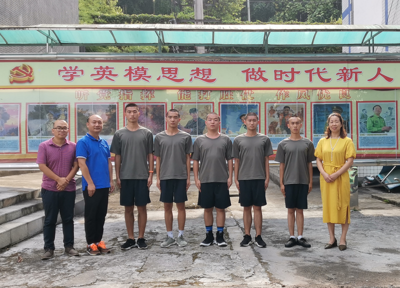 学校人武部领导看望慰问役前训练新兵