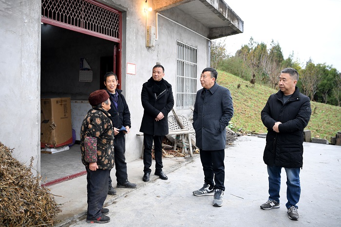 2020年11月24日重庆幼儿师专党委书记刘灿国带领党委副书记、校长马文华等一行赴巫山县双龙镇龙雾村看望边缘户.jpg