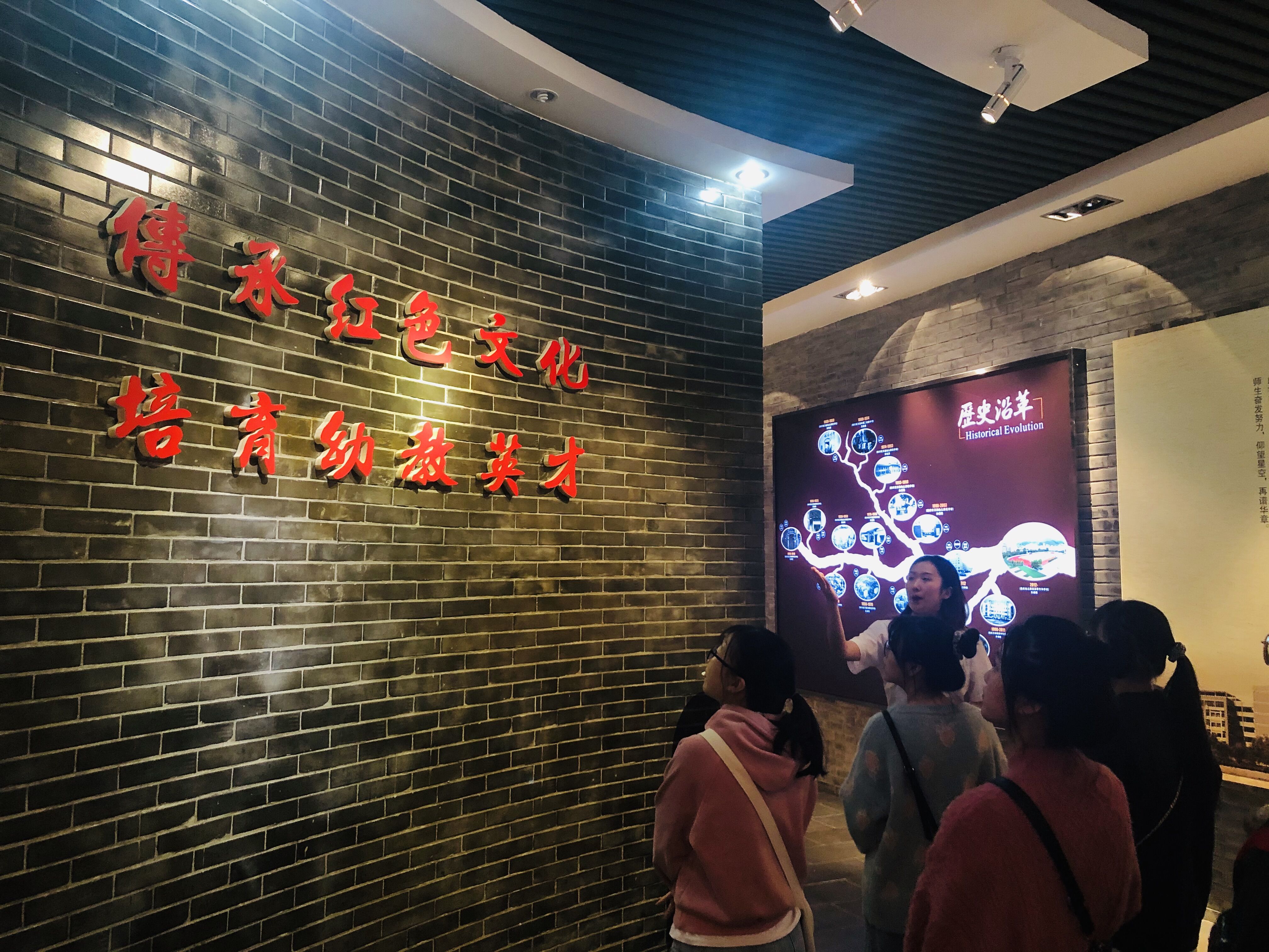参观校史馆.jpg