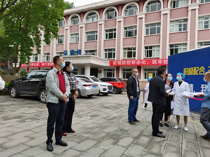 9、校领导观摩.jpg