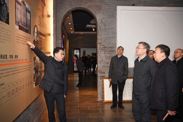参观校史馆.JPG