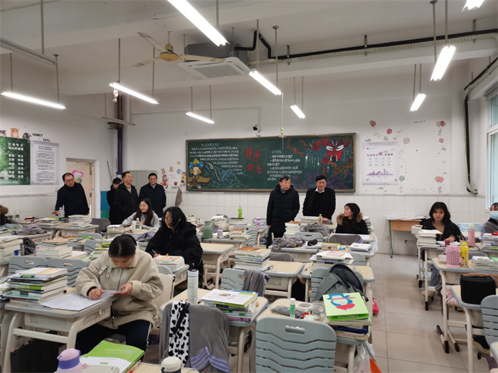 图片1校领导深入教室看望正在自习的学生.png