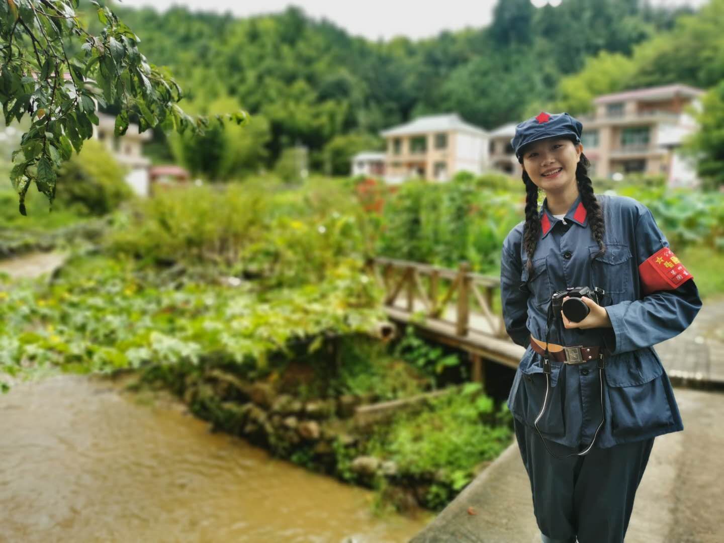 罗雨单人照1.jpg