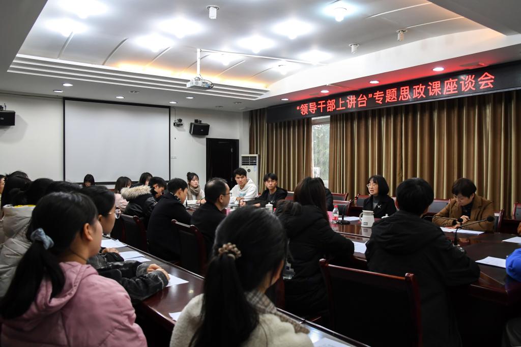 讲授前,万相兰亲切询问关怀了学生的思想状况和学习生活情况,聆听了