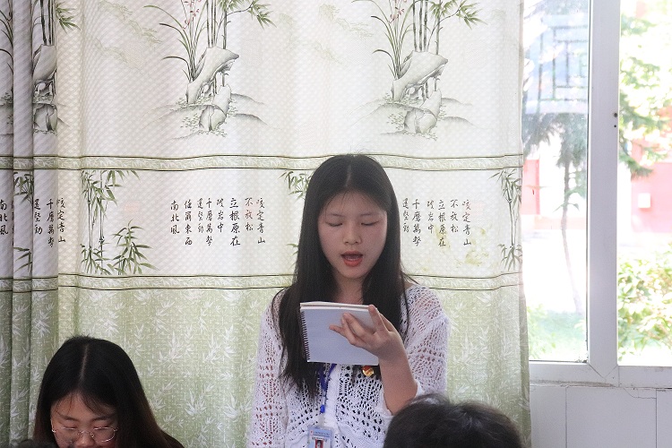 学生干部何秋霜发言1.jpg