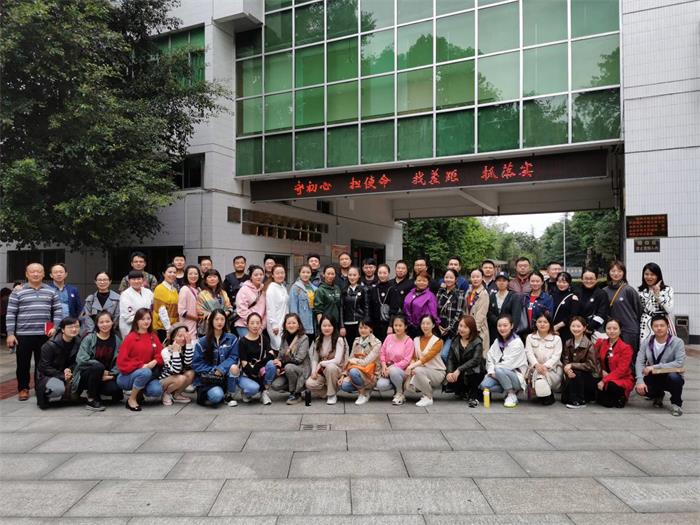 烈士纪念馆门前留影.jpg