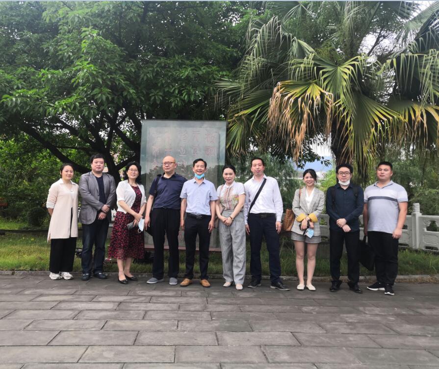 校训碑合影.jpg