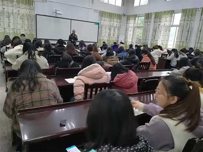 基建后勤处管理人员与学生面对面沟通.jpg