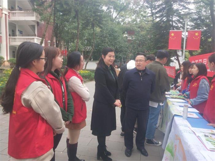 学前教育二系熊茂荣书记指导绘本讲述活动.jpg