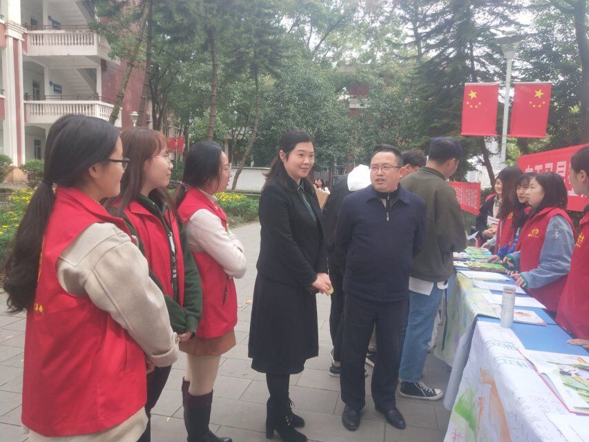 学前教育二系熊茂荣书记指导绘本讲述活动.jpg